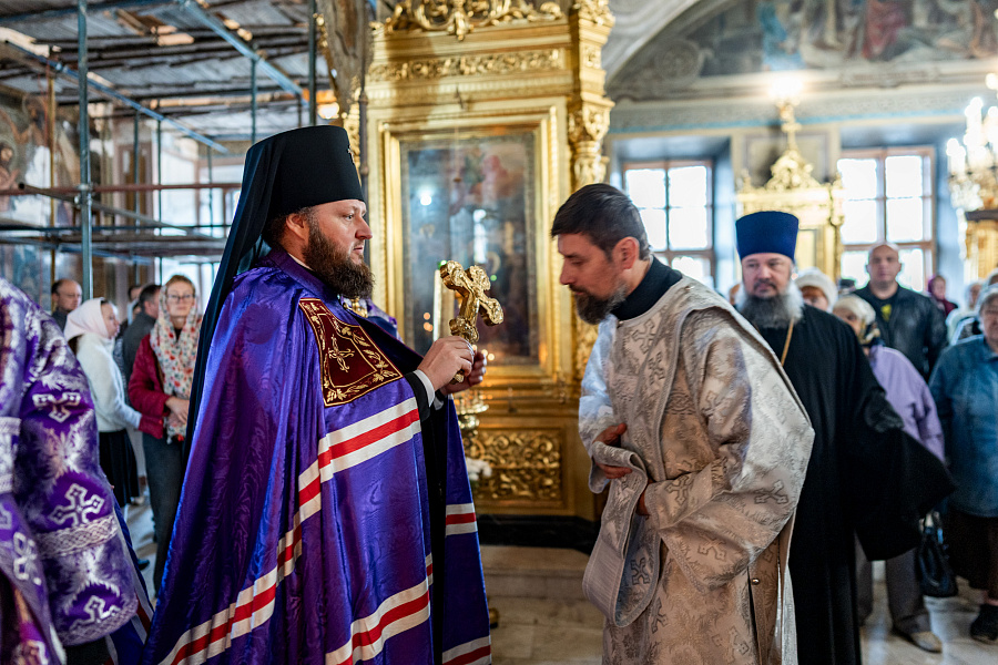 Божественная литургия в праздник Воздвижения Креста Господня в Троицком кафедральном соборе Подольска